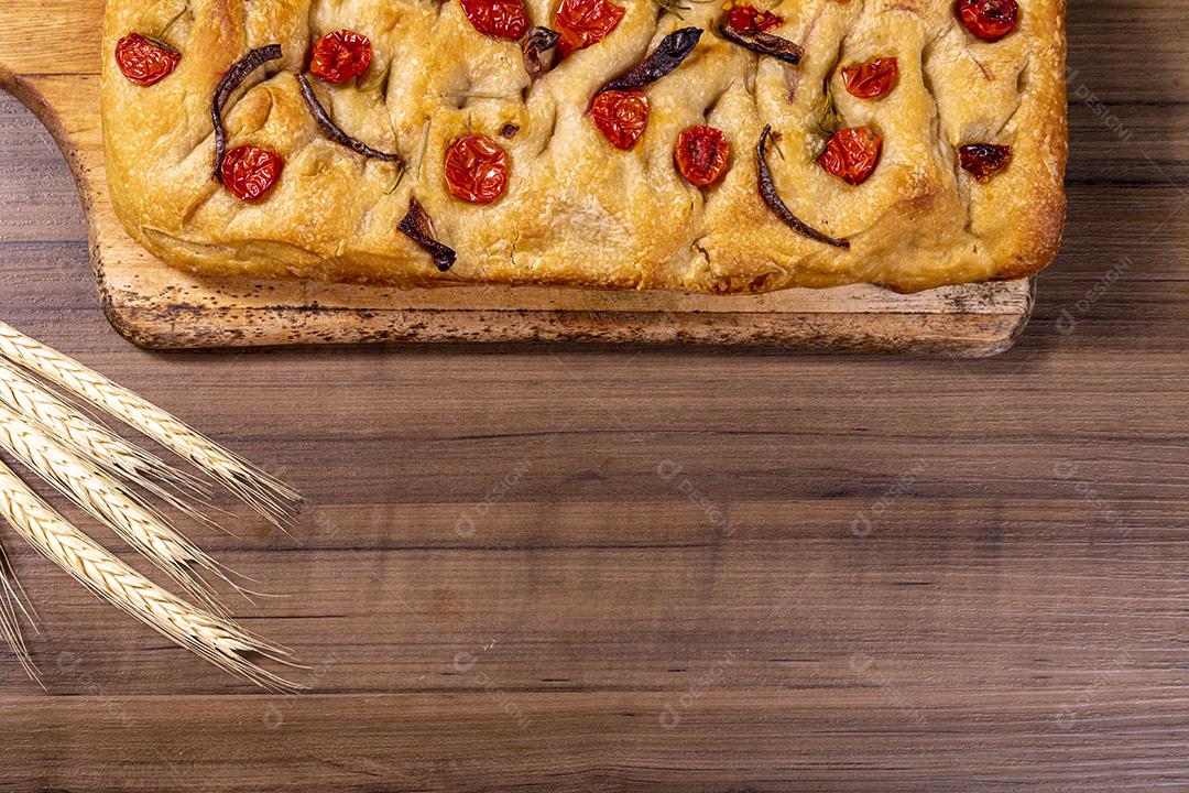Focaccia tradicional italiana com tomate cereja, azeitonas pretas e alecrim Imagem JPG
