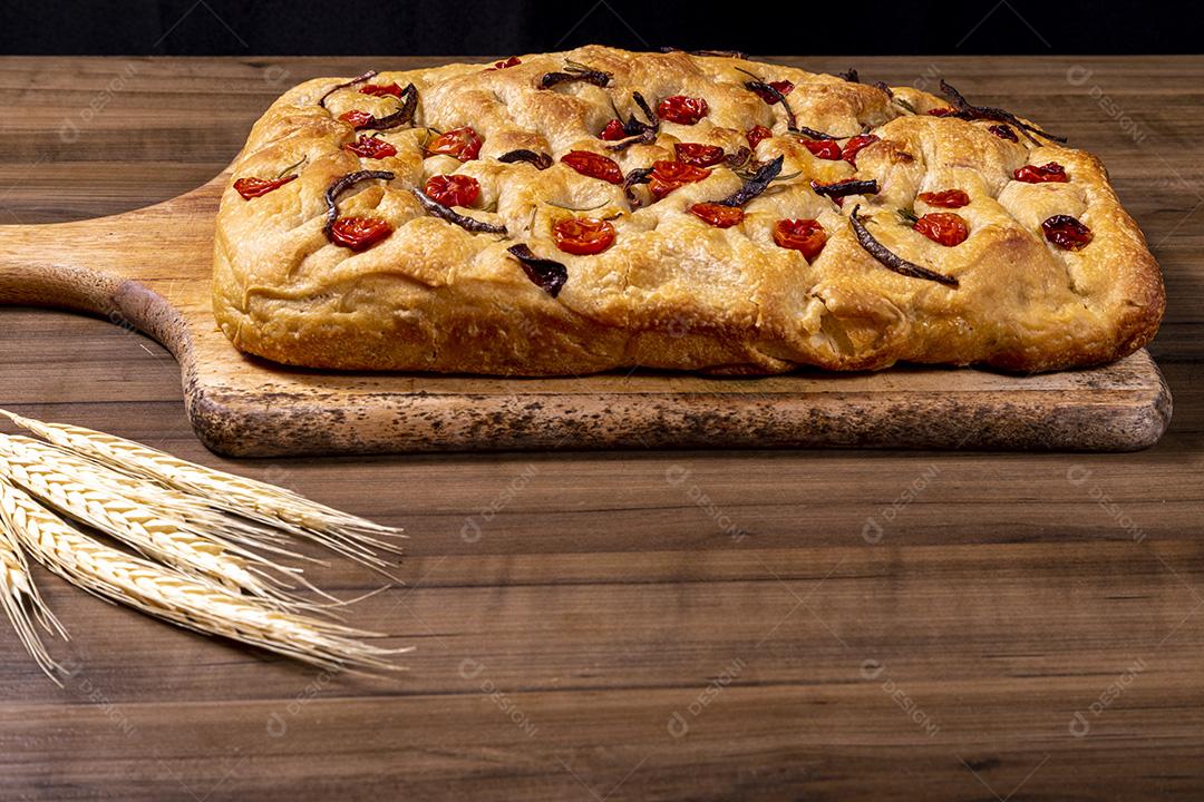Focaccia tradicional italiana com tomate cereja, azeitonas pretas e alecrim Imagem JPG
