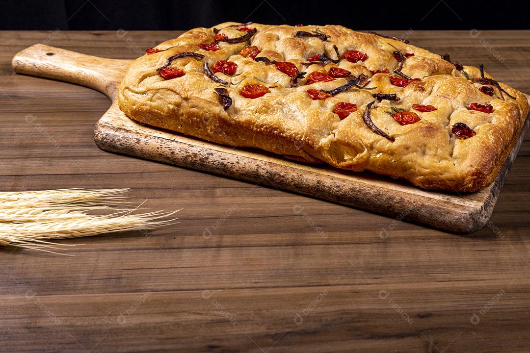 Focaccia tradicional italiana com tomate cereja, azeitonas pretas e alecrim Imagem JPG
