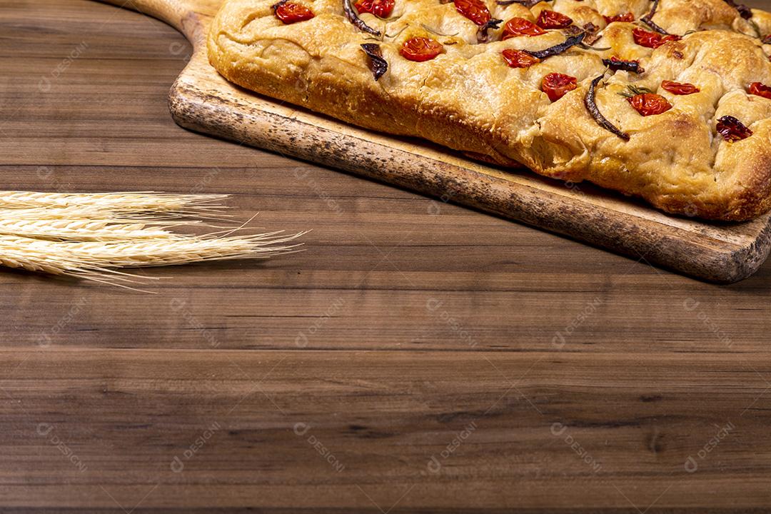 Focaccia tradicional italiana com tomate cereja, azeitonas pretas e alecrim Imagem JPG