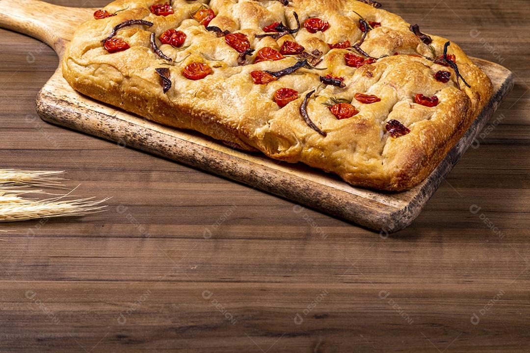 Focaccia tradicional italiana com tomate cereja, azeitonas pretas e alecrim Imagem JPG
