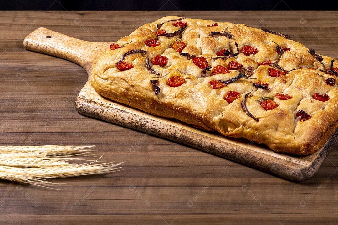 Focaccia tradicional italiana com tomate cereja, azeitonas pretas e alecrim Imagem JPG