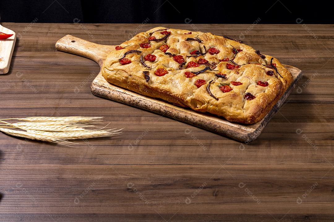 Focaccia tradicional italiana com tomate cereja, azeitonas pretas e alecrim Imagem JPG