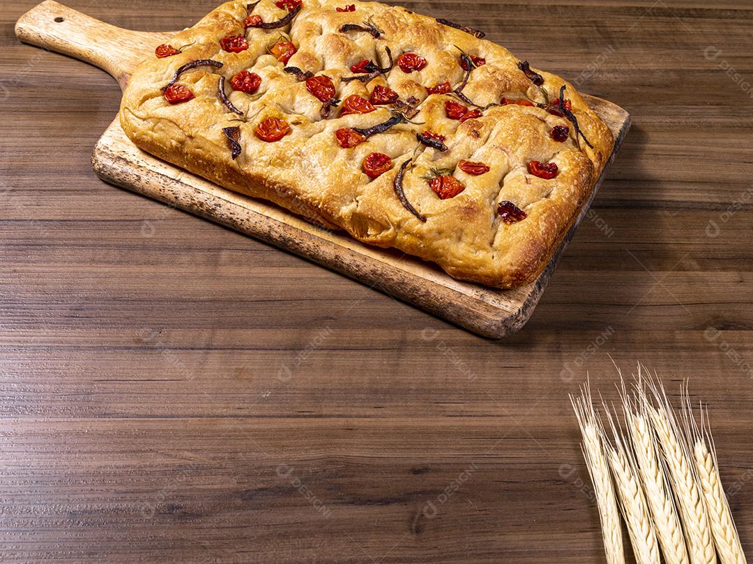 Focaccia tradicional italiana com tomate cereja, azeitonas pretas e alecrim Imagem JPG