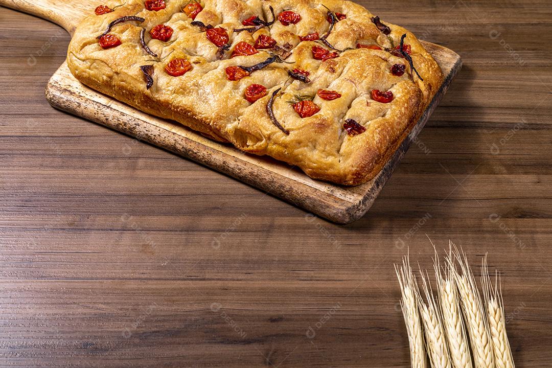 Focaccia tradicional italiana com tomate cereja, azeitonas pretas e alecrim Imagem JPG