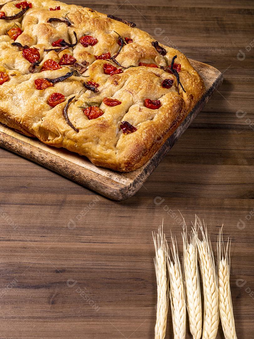 Focaccia tradicional italiana com tomate cereja, azeitonas pretas e alecrim Imagem JPG