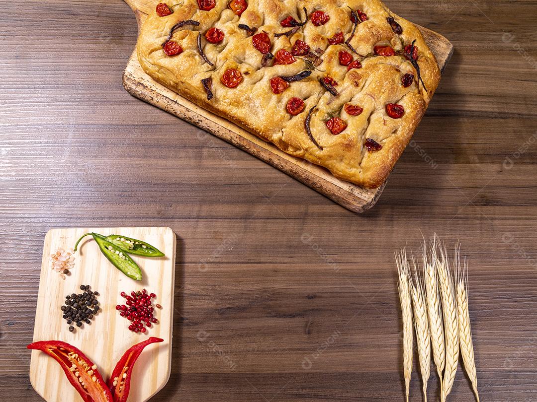 Focaccia tradicional italiana com tomate cereja, azeitonas pretas e alecrim Imagem JPG
