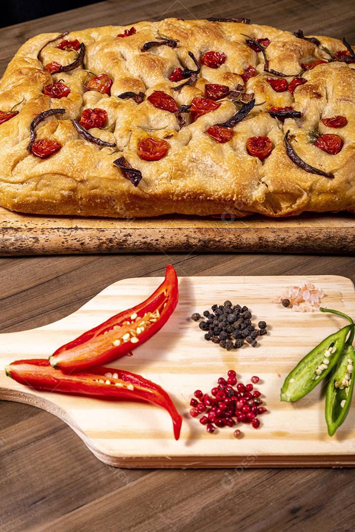 Focaccia tradicional italiana com tomate cereja, azeitonas pretas e alecrim Imagem JPG