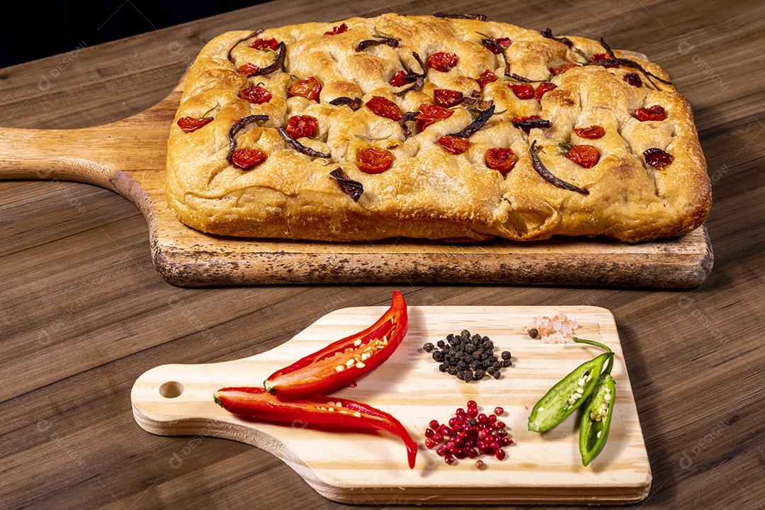 Focaccia tradicional italiana com tomate cereja, azeitonas pretas e alecrim Imagem JPG