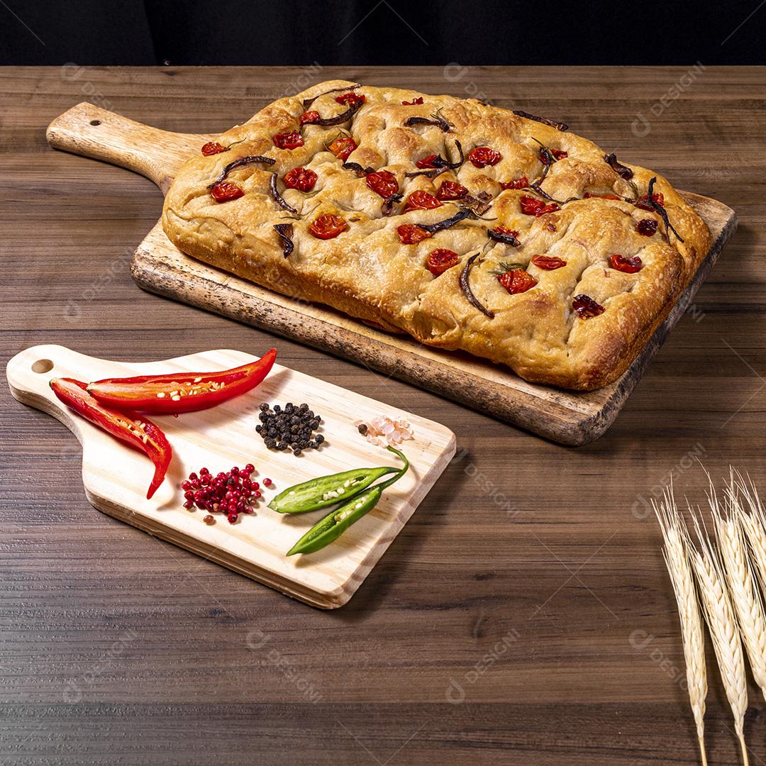 Focaccia tradicional italiana com tomate cereja, azeitonas pretas e alecrim Imagem JPG