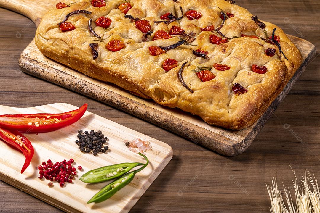 Focaccia tradicional italiana com tomate cereja, azeitonas pretas e alecrim Imagem JPG