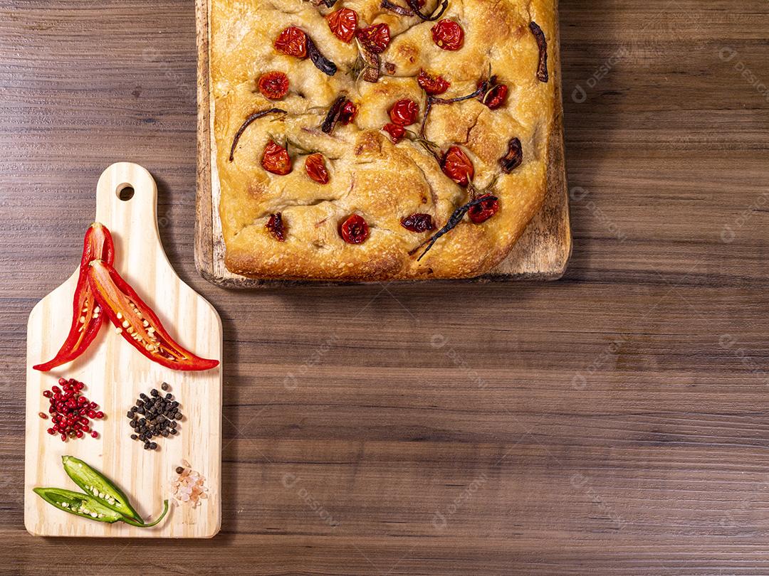 Focaccia tradicional italiana com tomate cereja, azeitonas pretas e alecrim Imagem JPG