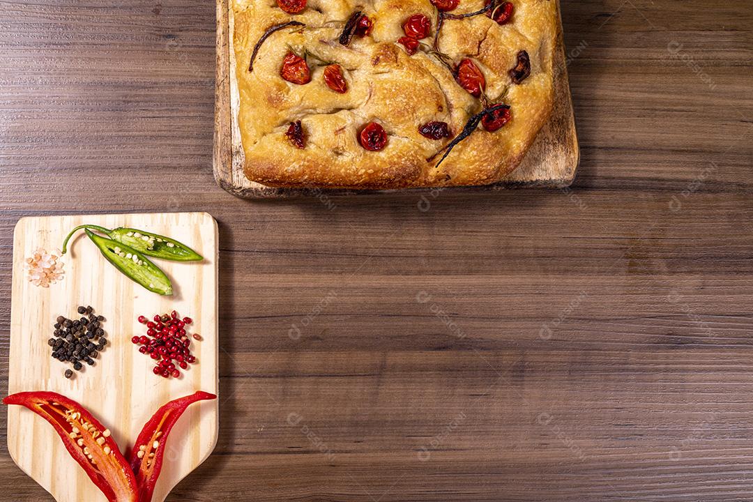 Focaccia tradicional italiana com tomate cereja, azeitonas pretas e alecrim Imagem JPG