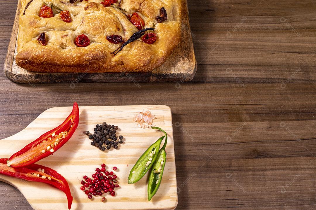 Focaccia tradicional italiana com tomate cereja, azeitonas pretas e alecrim Imagem JPG