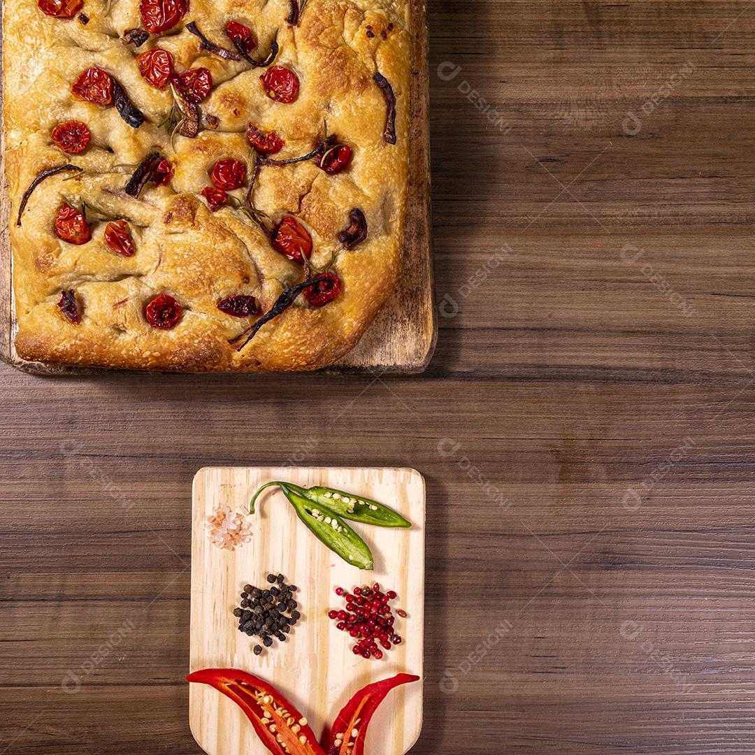 Focaccia tradicional italiana com tomate cereja, azeitonas pretas e alecrim Imagem JPG