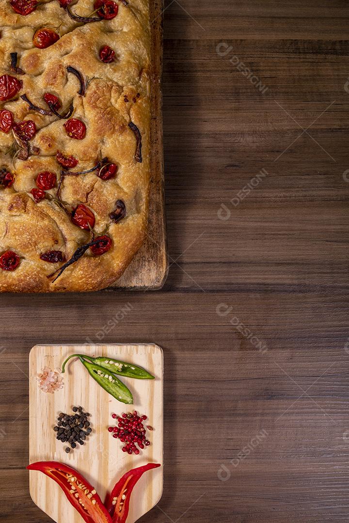 Focaccia tradicional italiana com tomate cereja, azeitonas pretas e alecrim Imagem JPG