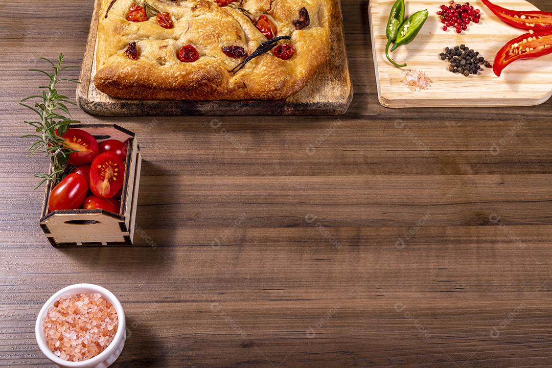 Focaccia tradicional italiana com tomate cereja, azeitonas pretas e alecrim Imagem JPG