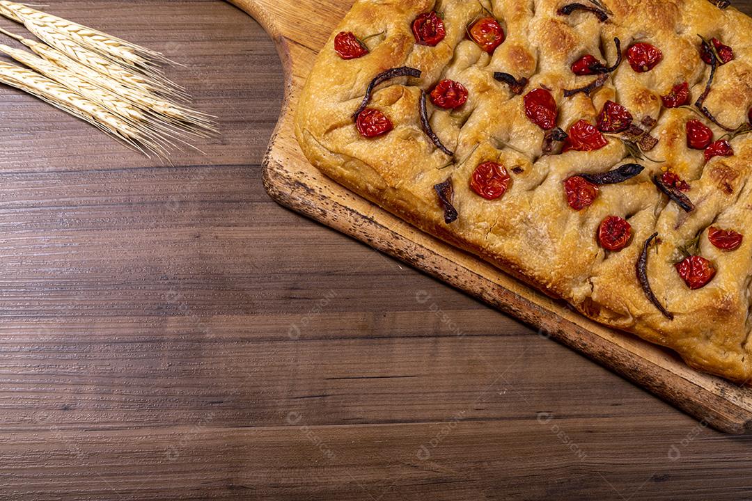 Focaccia tradicional italiana com tomate cereja, azeitonas pretas e alecrim Imagem JPG