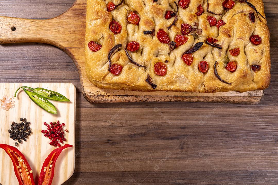 Focaccia tradicional italiana com tomate cereja, azeitonas pretas e alecrim Imagem JPG