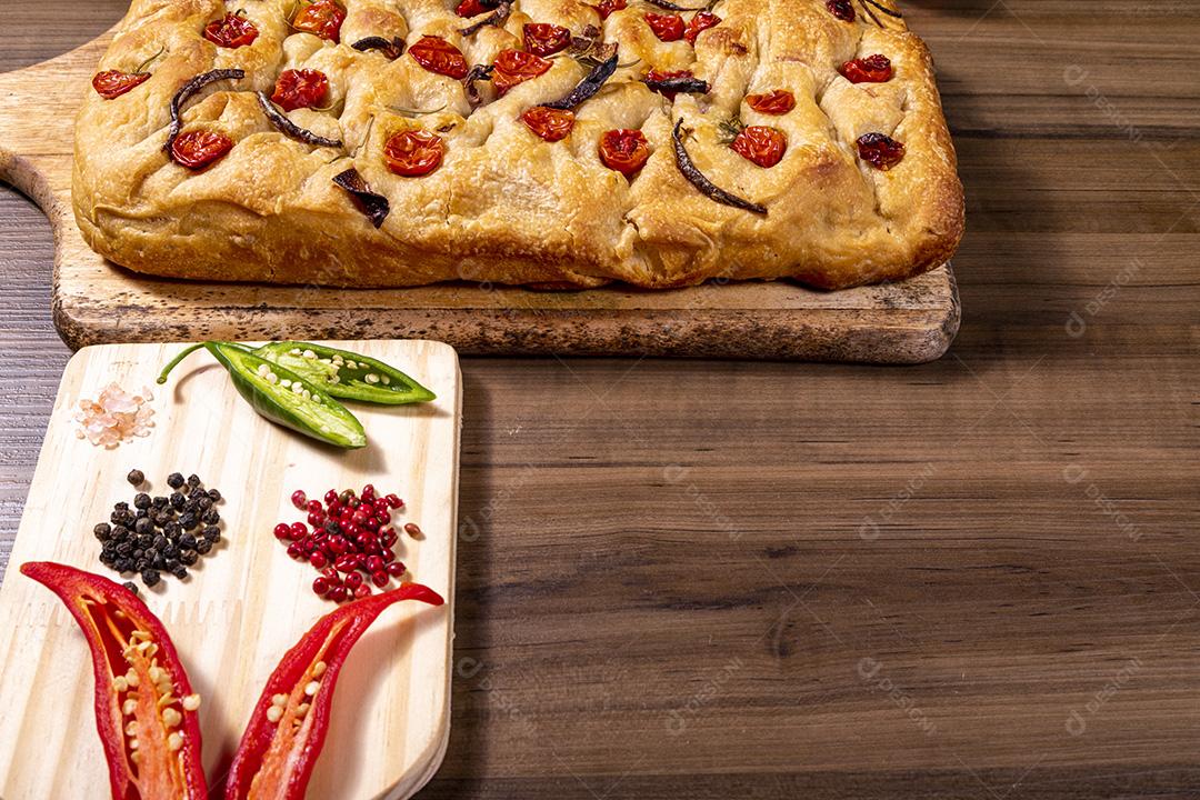 Focaccia tradicional italiana com tomate cereja, azeitonas pretas e alecrim Imagem JPG