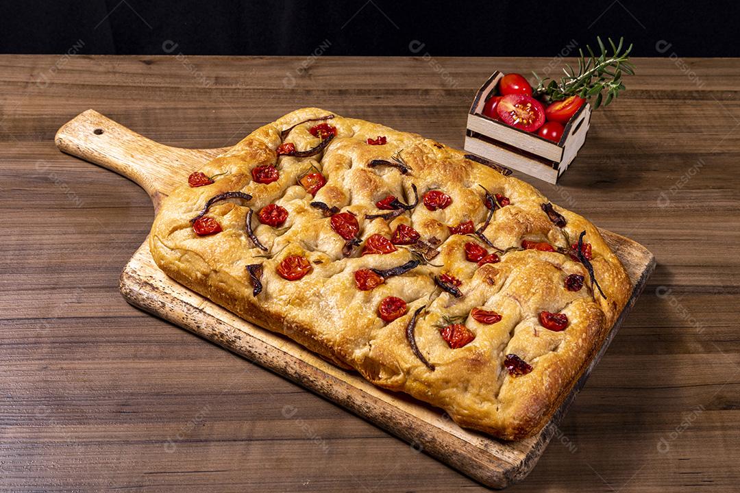Focaccia tradicional italiana com tomate cereja, azeitonas pretas e alecrim Imagem JPG