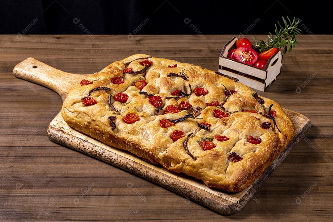 Focaccia tradicional italiana com tomate cereja, azeitonas pretas e alecrim Imagem JPG