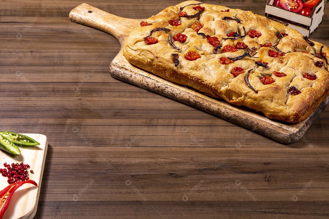 Focaccia tradicional italiana com tomate cereja, azeitonas pretas e alecrim Imagem JPG