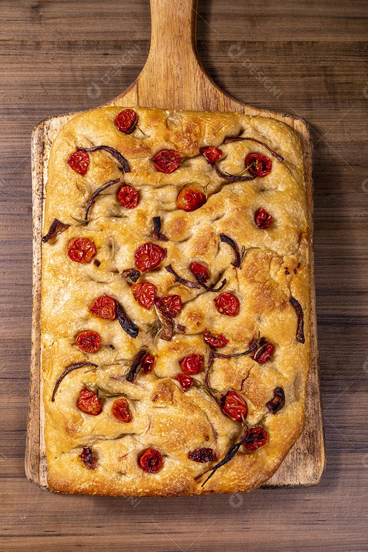 Focaccia tradicional italiana com tomate cereja, azeitonas pretas e alecrim Imagem JPG