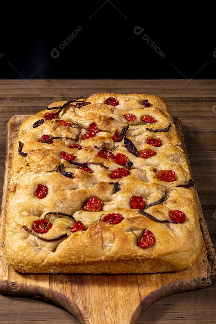 Focaccia tradicional italiana com tomate cereja, azeitonas pretas e alecrim Imagem JPG