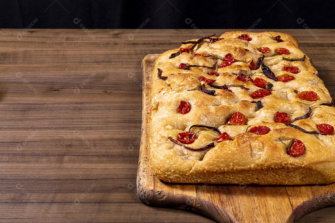 Focaccia tradicional italiana com tomate cereja, azeitonas pretas e alecrim Imagem JPG