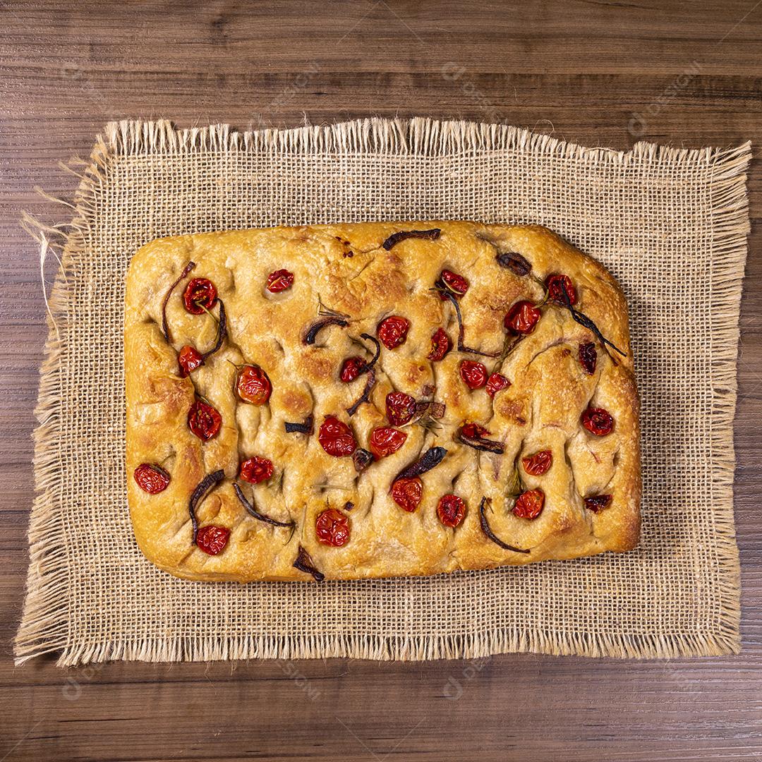 Focaccia tradicional italiana com tomate cereja, azeitonas pretas e alecrim Imagem JPG