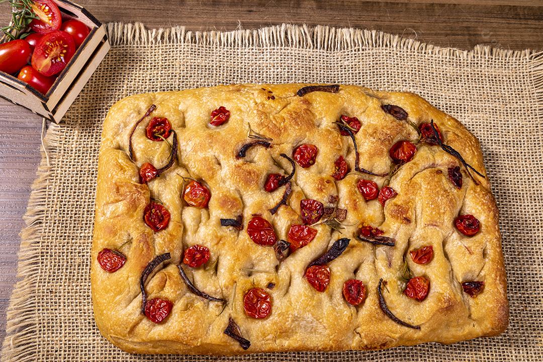 Focaccia tradicional italiana com tomate cereja, azeitonas pretas e alecrim Imagem JPG