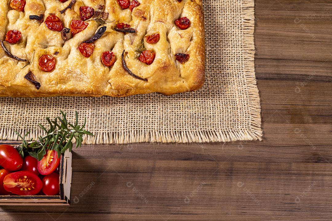 Focaccia tradicional italiana com tomate cereja, azeitonas pretas e alecrim Imagem JPG