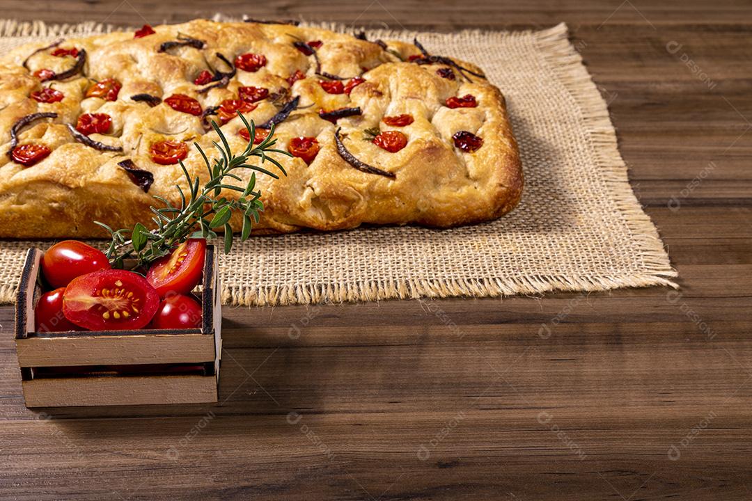 Focaccia tradicional italiana com tomate cereja, azeitonas pretas e alecrim Imagem JPG