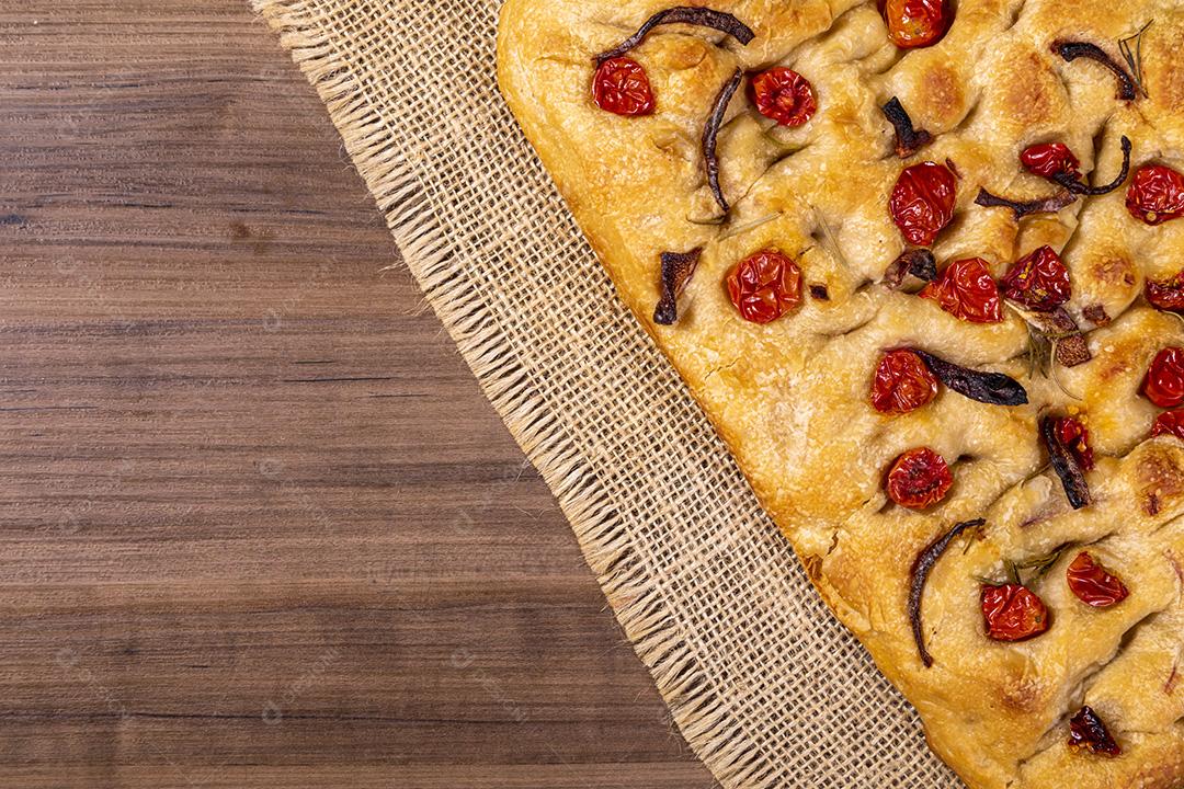 Focaccia tradicional italiana com tomate cereja, azeitonas pretas e alecrim Imagem JPG