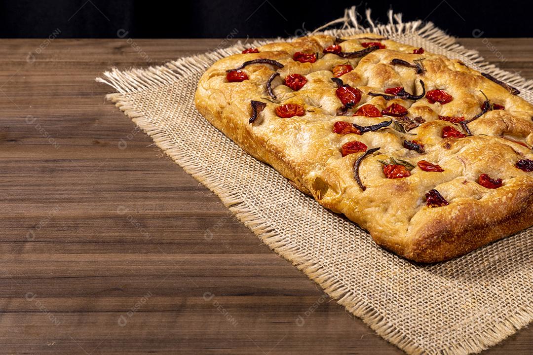 Focaccia tradicional italiana com tomate cereja, azeitonas pretas e alecrim Imagem JPG