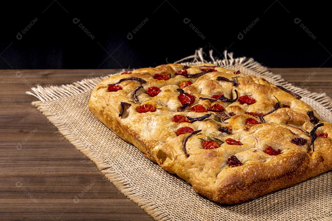 Focaccia tradicional italiana com tomate cereja, azeitonas pretas e alecrim Imagem JPG