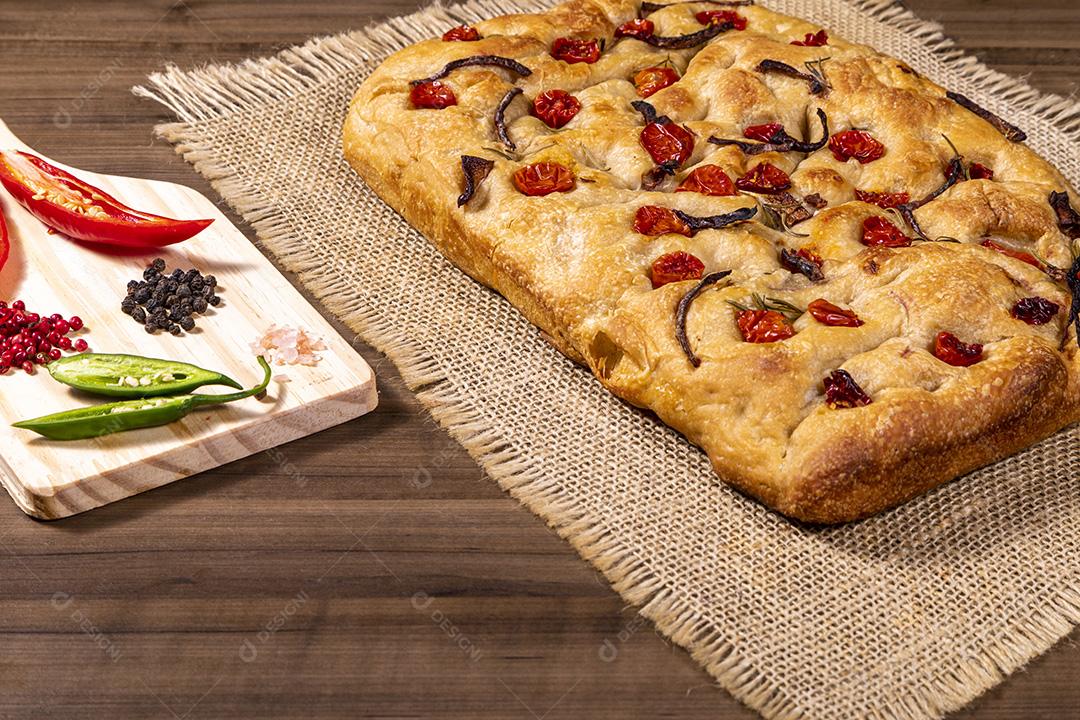 Focaccia tradicional italiana com tomate cereja, azeitonas pretas e alecrim Imagem JPG