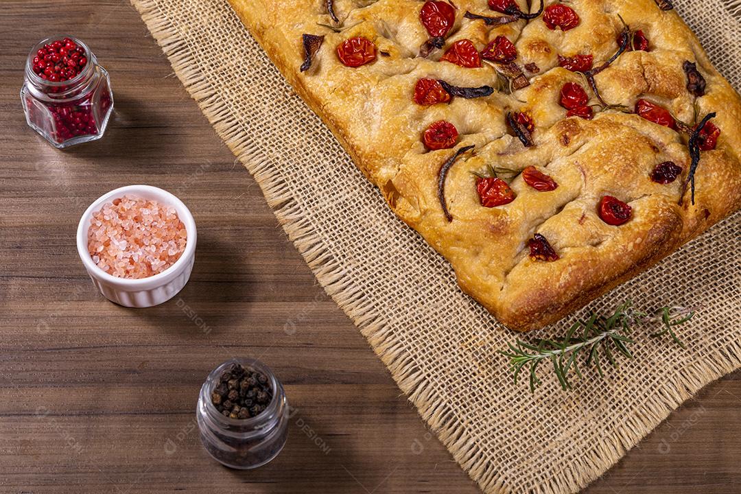 Focaccia tradicional italiana com tomate cereja, azeitonas pretas e alecrim Imagem JPG