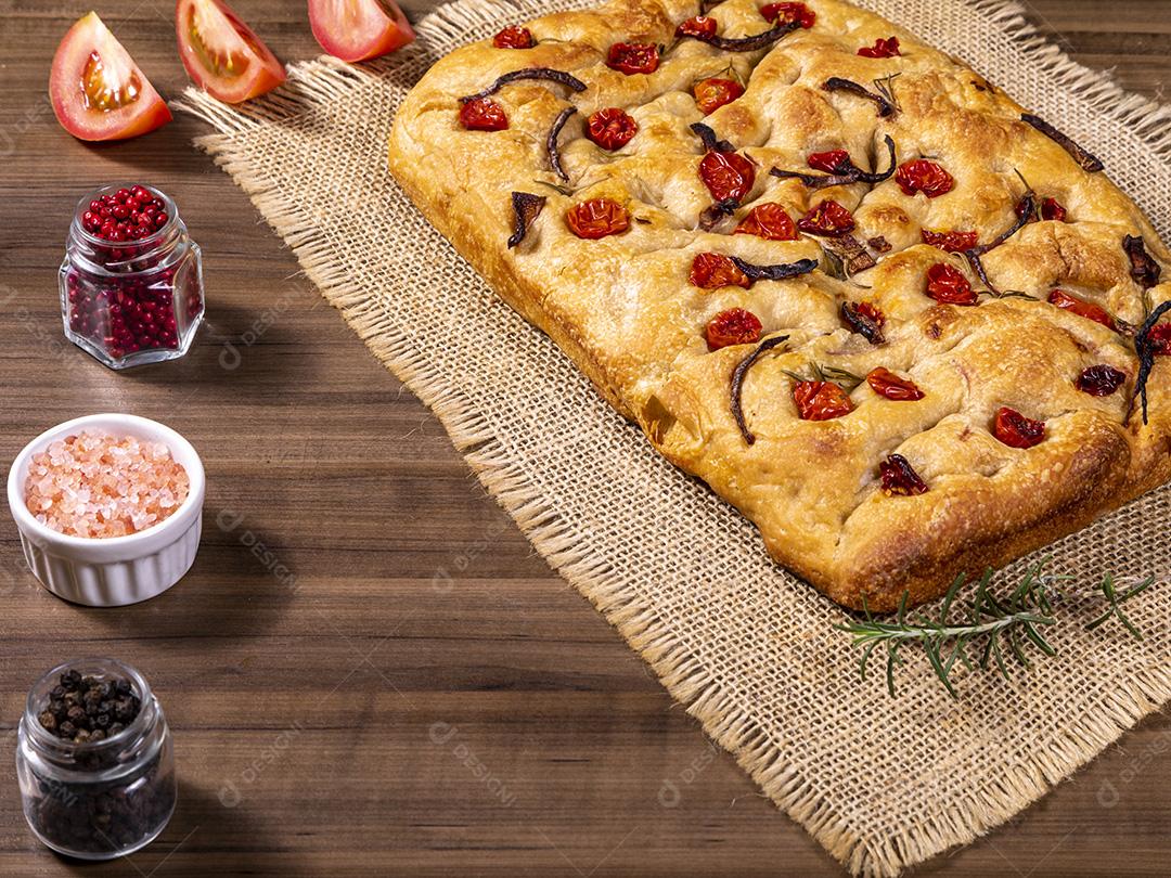 Focaccia tradicional italiana com tomate cereja, azeitonas pretas e alecrim Imagem JPG