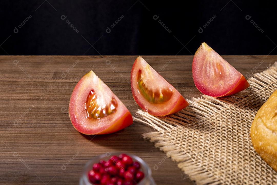 grãos de pimenta vermelha com tomate cereja.Imagem JPG