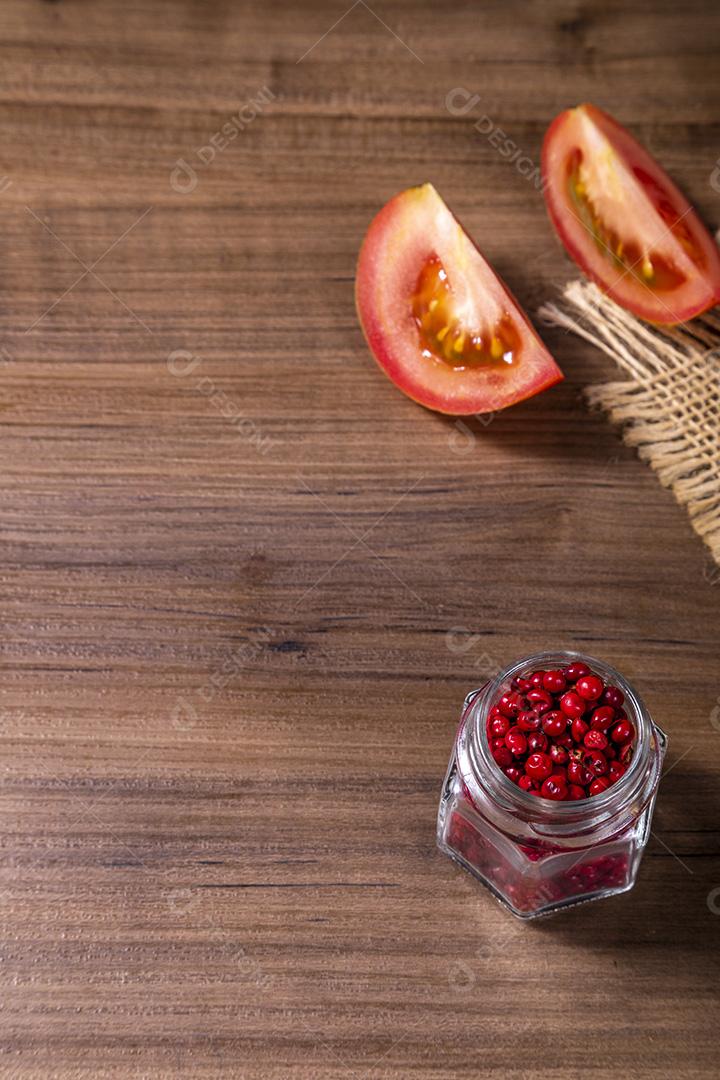 grãos de pimenta vermelha com tomate cereja.Imagem JPG