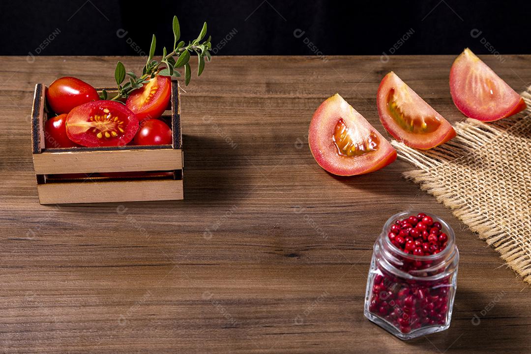 grãos de pimenta vermelha com tomate cereja.Imagem JPG