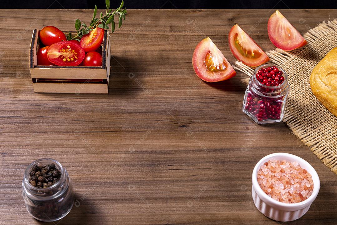 grãos de pimenta vermelha com tomate cereja.Imagem JPG