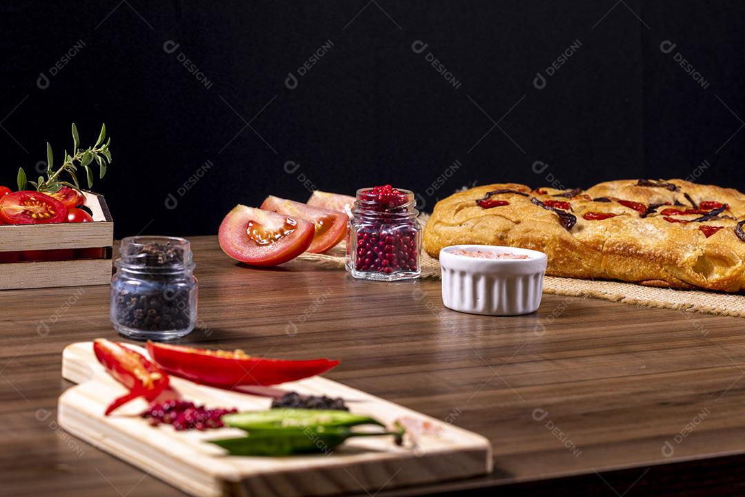 Focaccia tradicional italiana com tomate cereja, azeitonas pretas e alecrim Imagem JPG