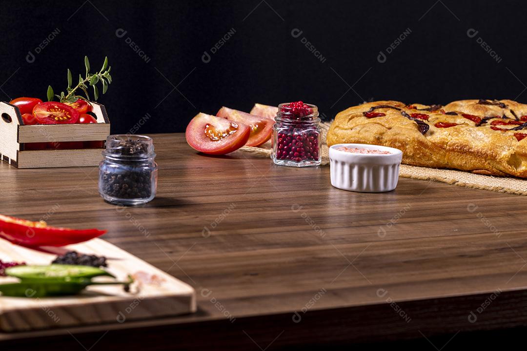 Focaccia tradicional italiana com tomate cereja, azeitonas pretas e alecrim Imagem JPG