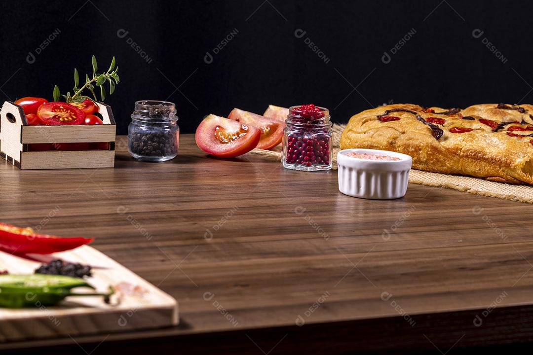 Focaccia tradicional italiana com tomate cereja, azeitonas pretas e alecrim Imagem JPG