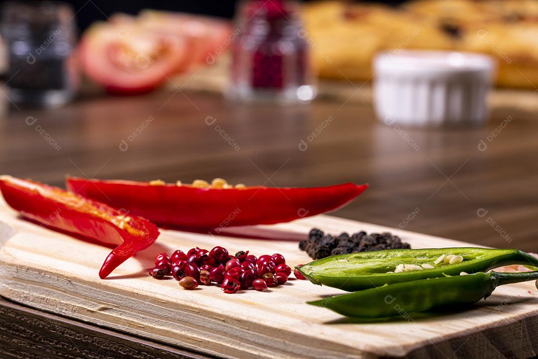 Fotos Mistura de especiarias, grãos de pimenta vermelha e preta, sal rosa do Himalaia e caixa