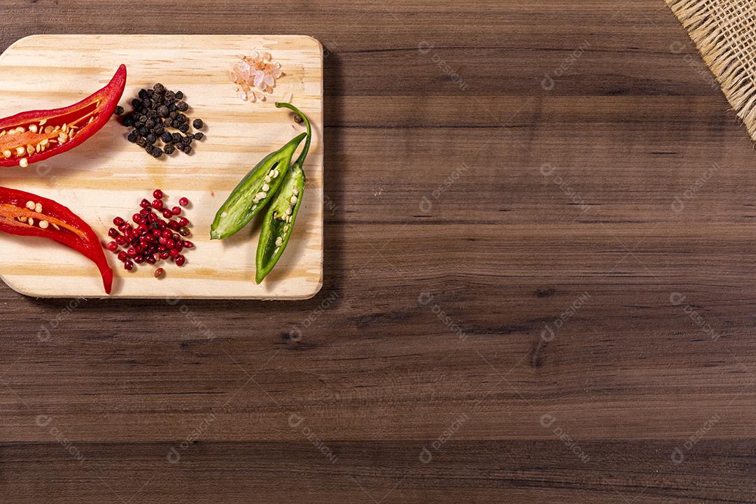 Mistura de especiarias, grãos de pimenta vermelha e preta, sal rosa do Himalaia imagem JPG