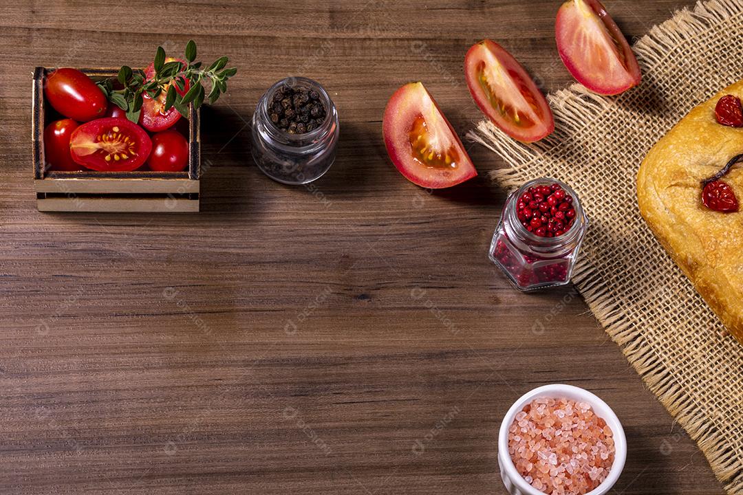 Tradicional italiana Focaccia com tomate cereja, azeitonas pretas e alecrim Imagem JPG